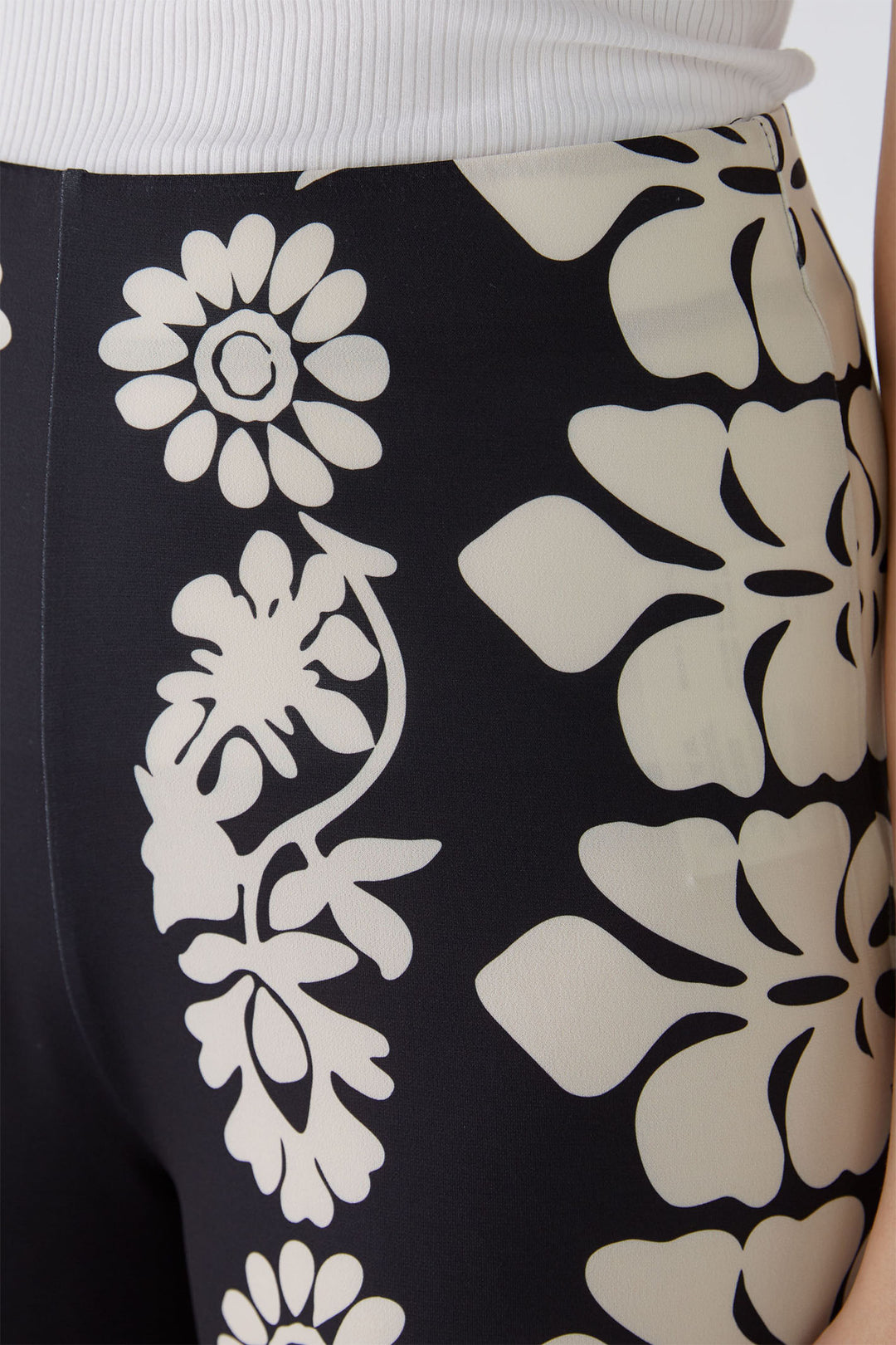 Oui 88258 Black Camel Marlene Block Flower Print Pull-On Trousers - Olivia Grace Fashion