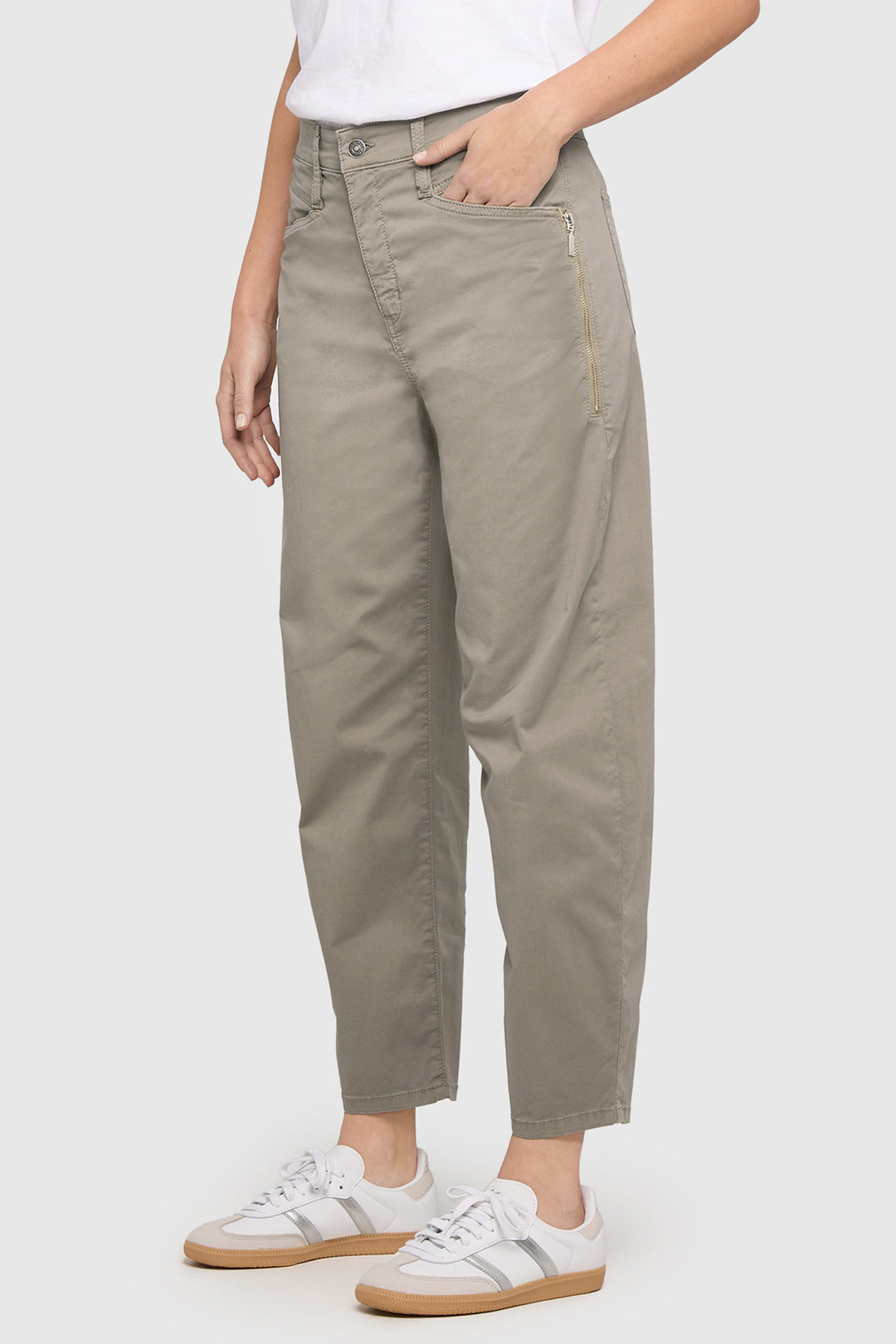 Mac Bora 2.3 Zip Mat Green Antique Authentic Stretch Gabardine Trousers 3141-00-0434L 662A, front angled view