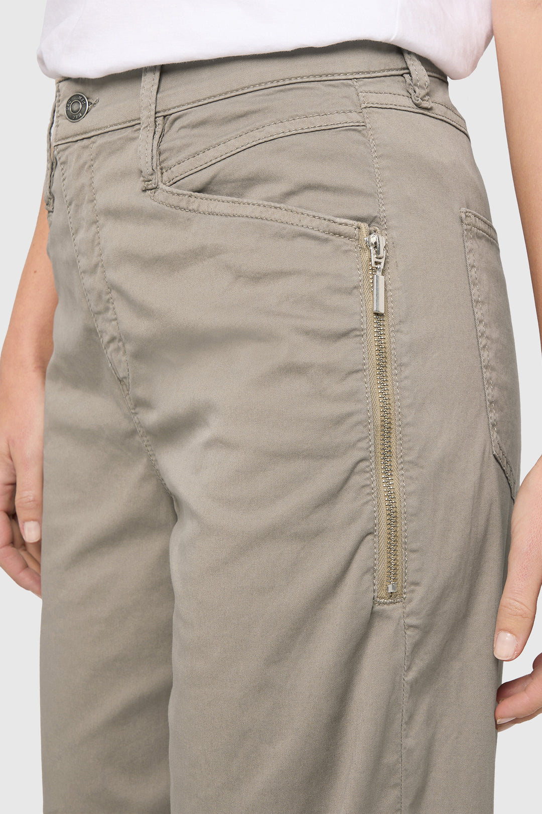 Mac Bora 2.3 Zip Mat Green Antique Authentic Stretch Gabardine Trousers 3141-00-0434L 662A, zip pocket detail