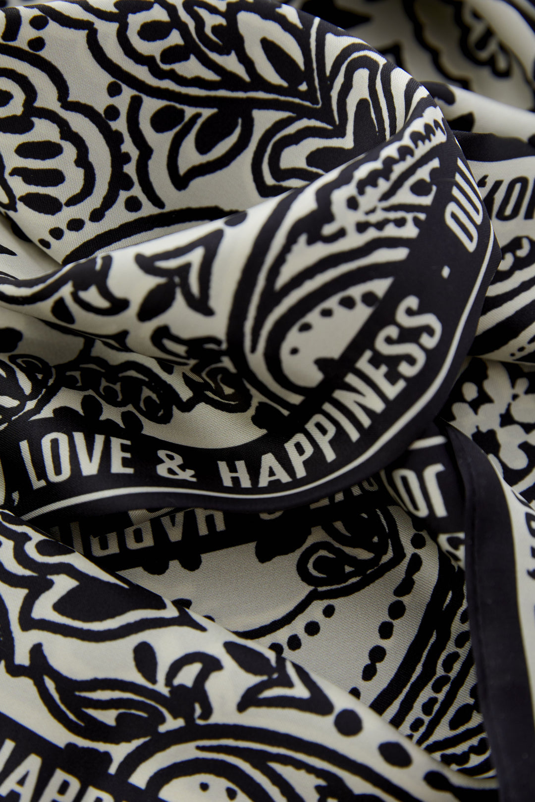 Oui 96520 White Black Paisley Print Scarf 0109