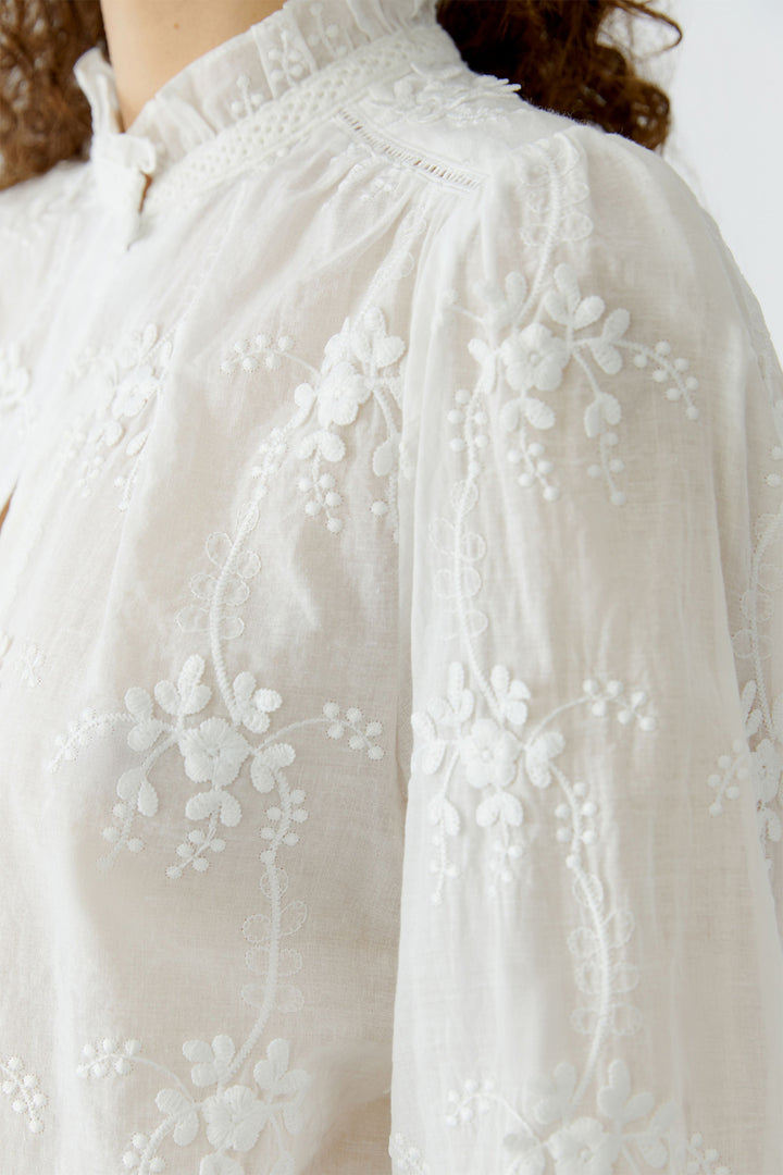 Oui 96713 Cloud Dancer White Embroidered Flower Blouse 1006