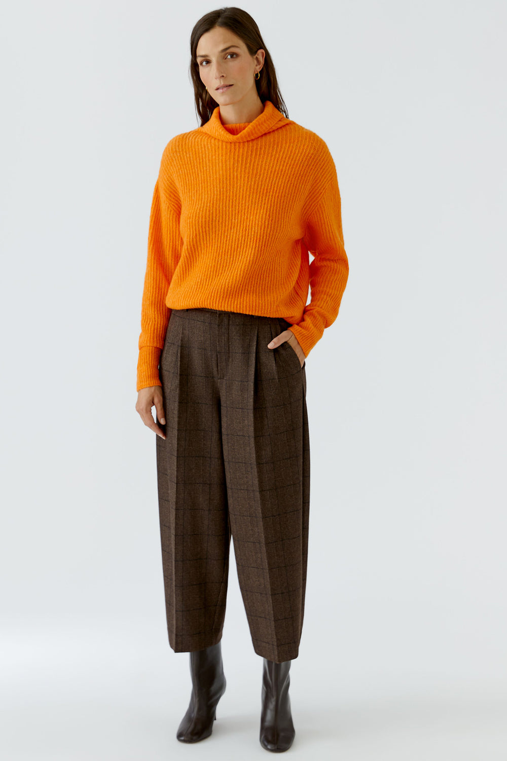 Oui Brown Dark Brown Check Pleat Front Trousers 100440 0848, full length front view on model