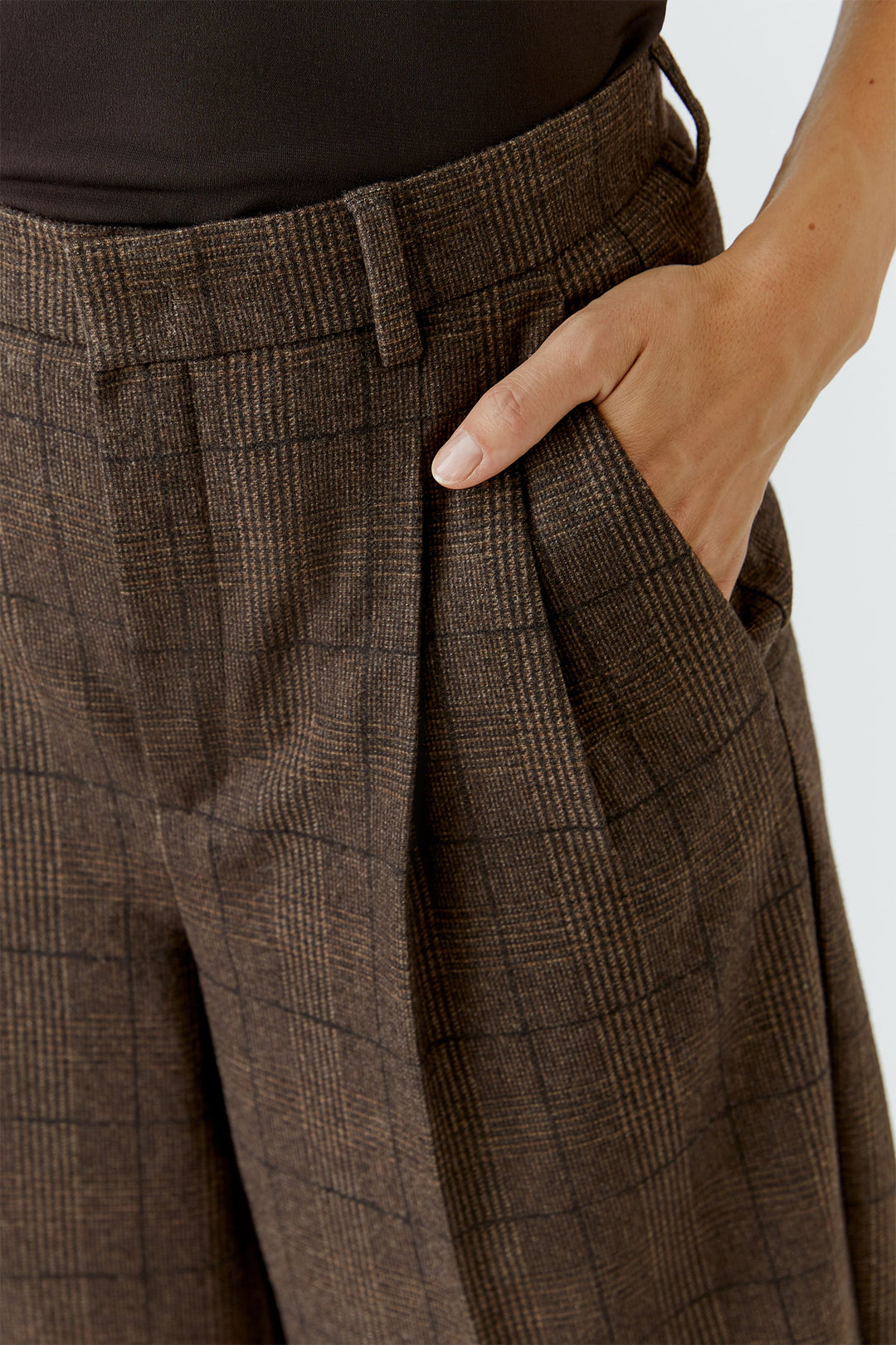 Oui Brown Dark Brown Check Pleat Front Trousers 100440 0848, pleat and pocket detail