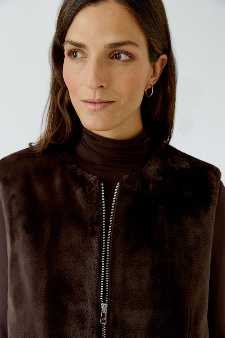 Oui Chocolate Torte Brown Faux Fur Gilet Waistcoat 100019 8936, neckline and zip detail on model
