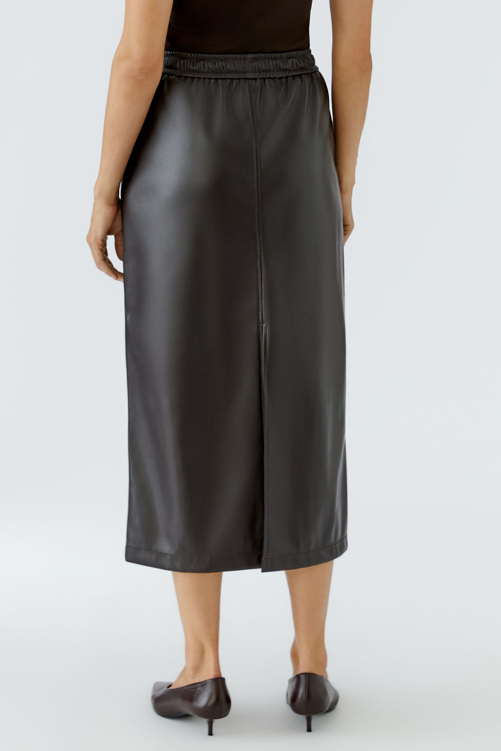 Oui Chocolate Torte Leather Look Midi Skirt 99945 8936, back view on model, cropped