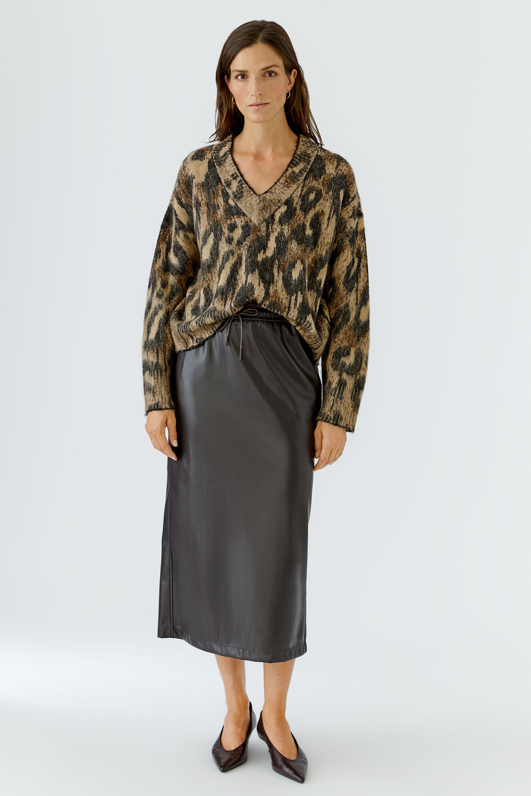 Oui Chocolate Torte Leather Look Midi Skirt 99945 8936, full length front view on model