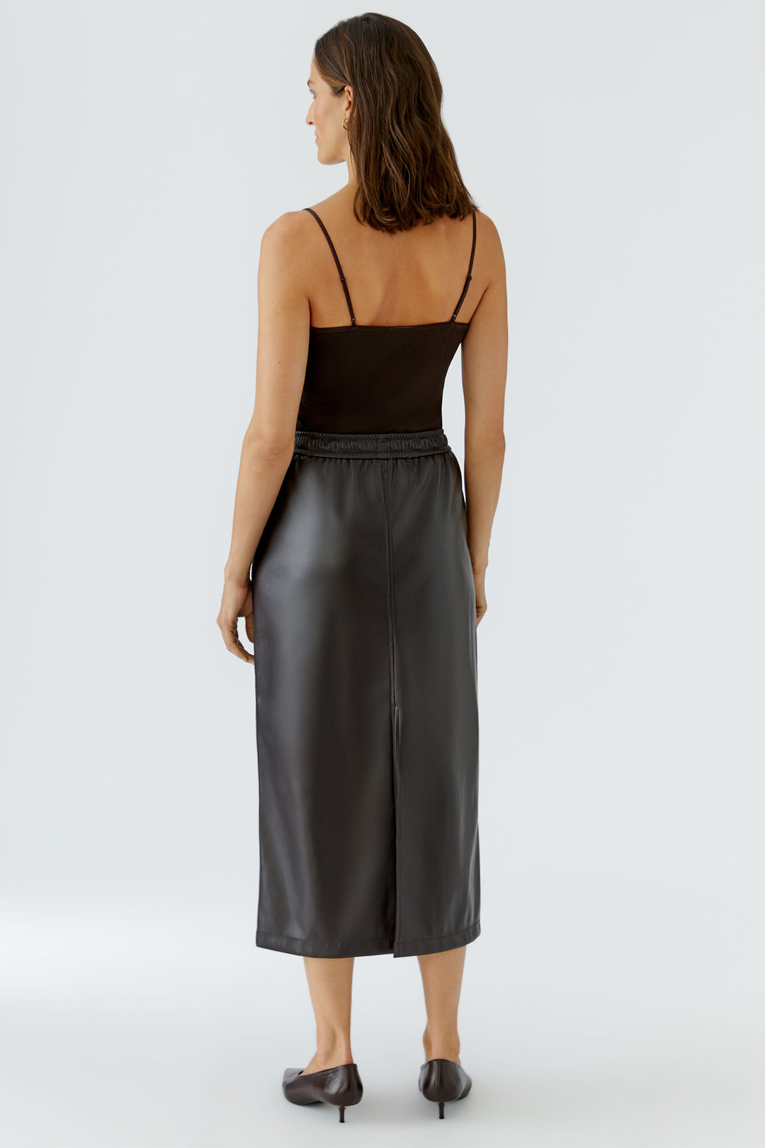 Oui Chocolate Torte Leather Look Midi Skirt 99945 8936, full length back view on model