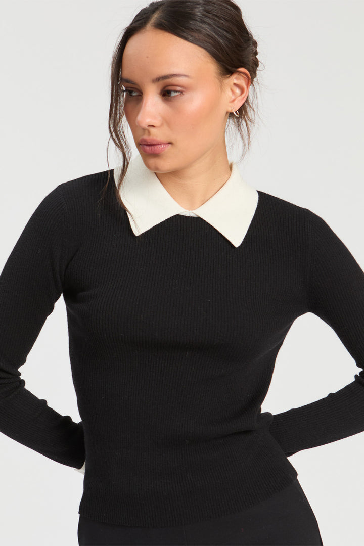 Vilagallo Black &amp; Ecru Jumper 34151, detail of the contrast ecru collar and neckline