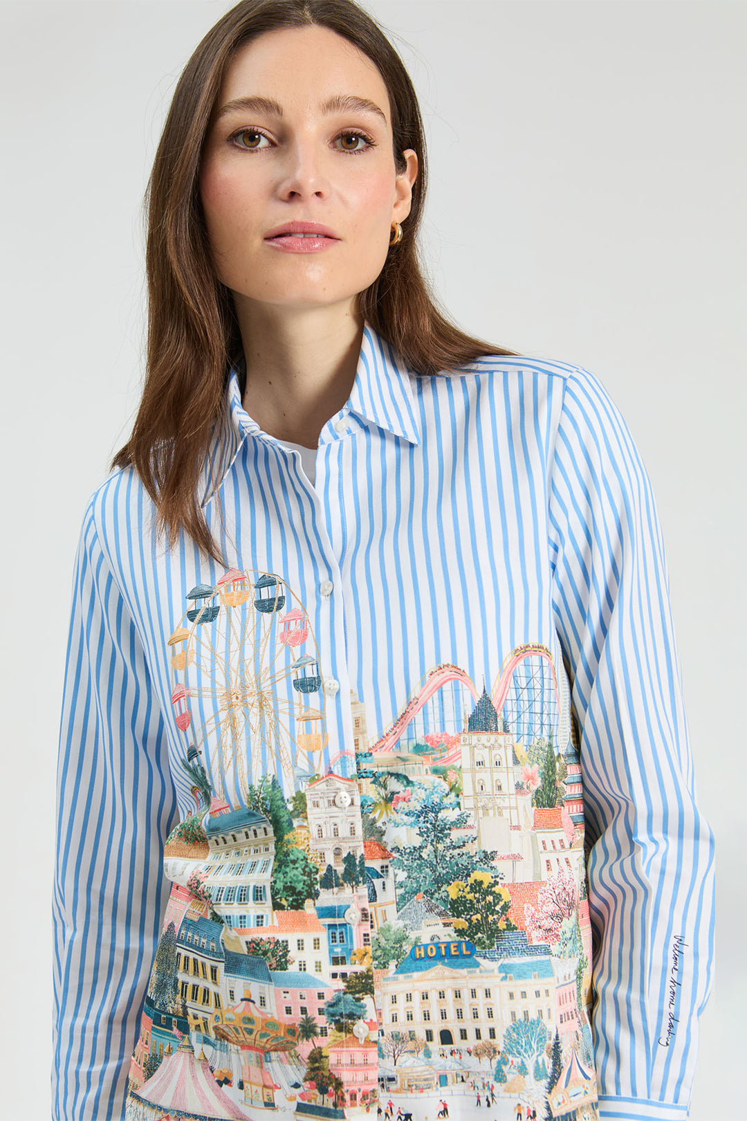 Vilagallo City Print Blue Blouse, close detail of the ferris wheel print at the collar