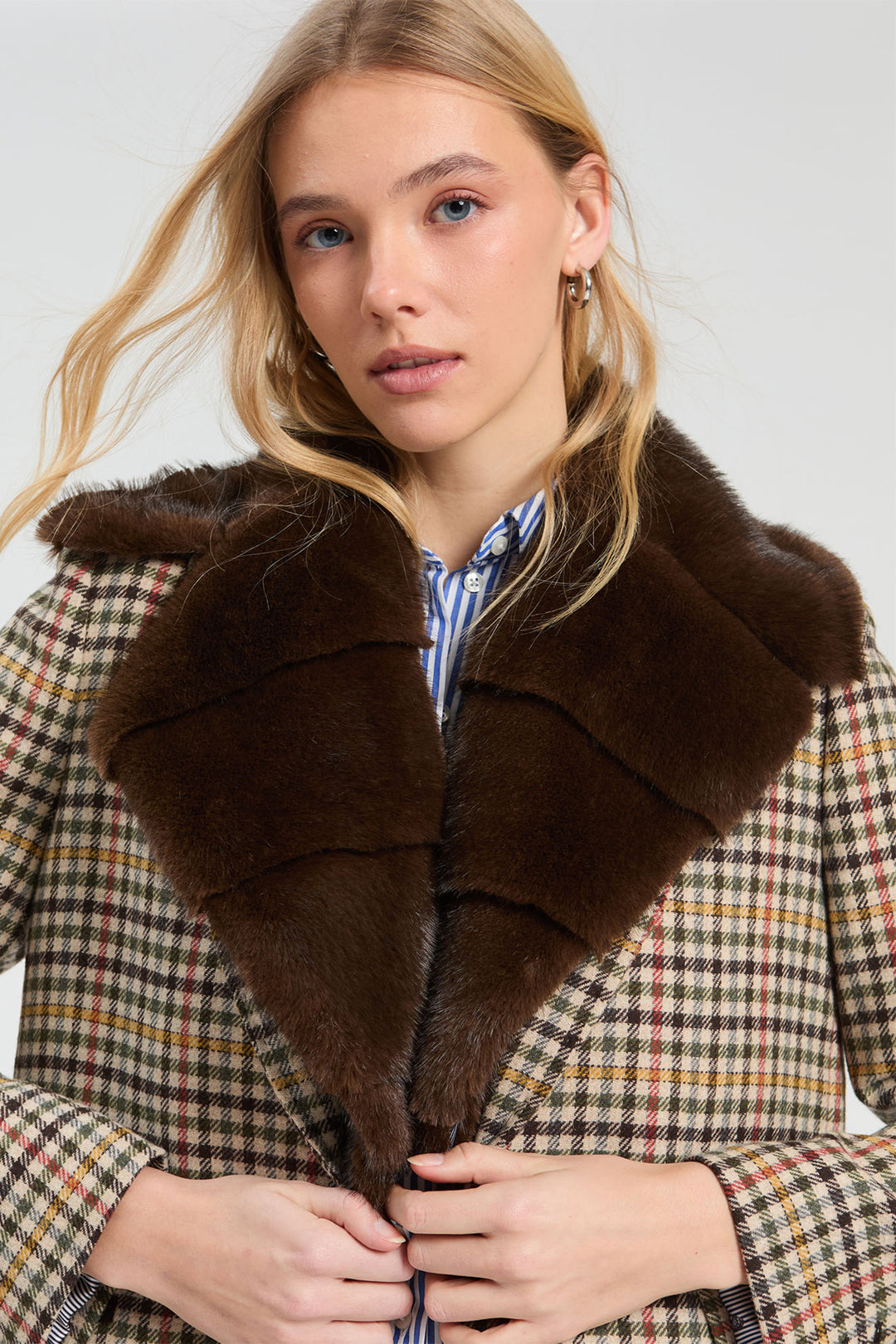 Vilagallo Houndstooth Multicolour Coat, detail of the faux fur collar