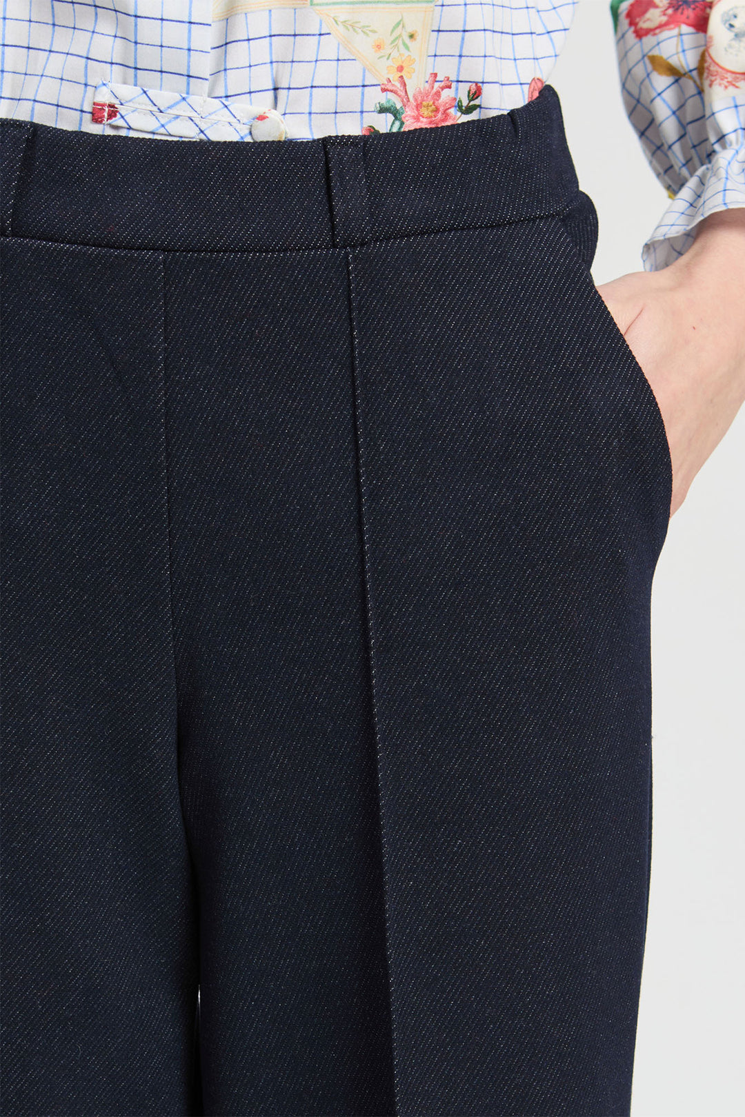 Vilagallo Stretch Navy Trousers, detail of the waistband and side pocket